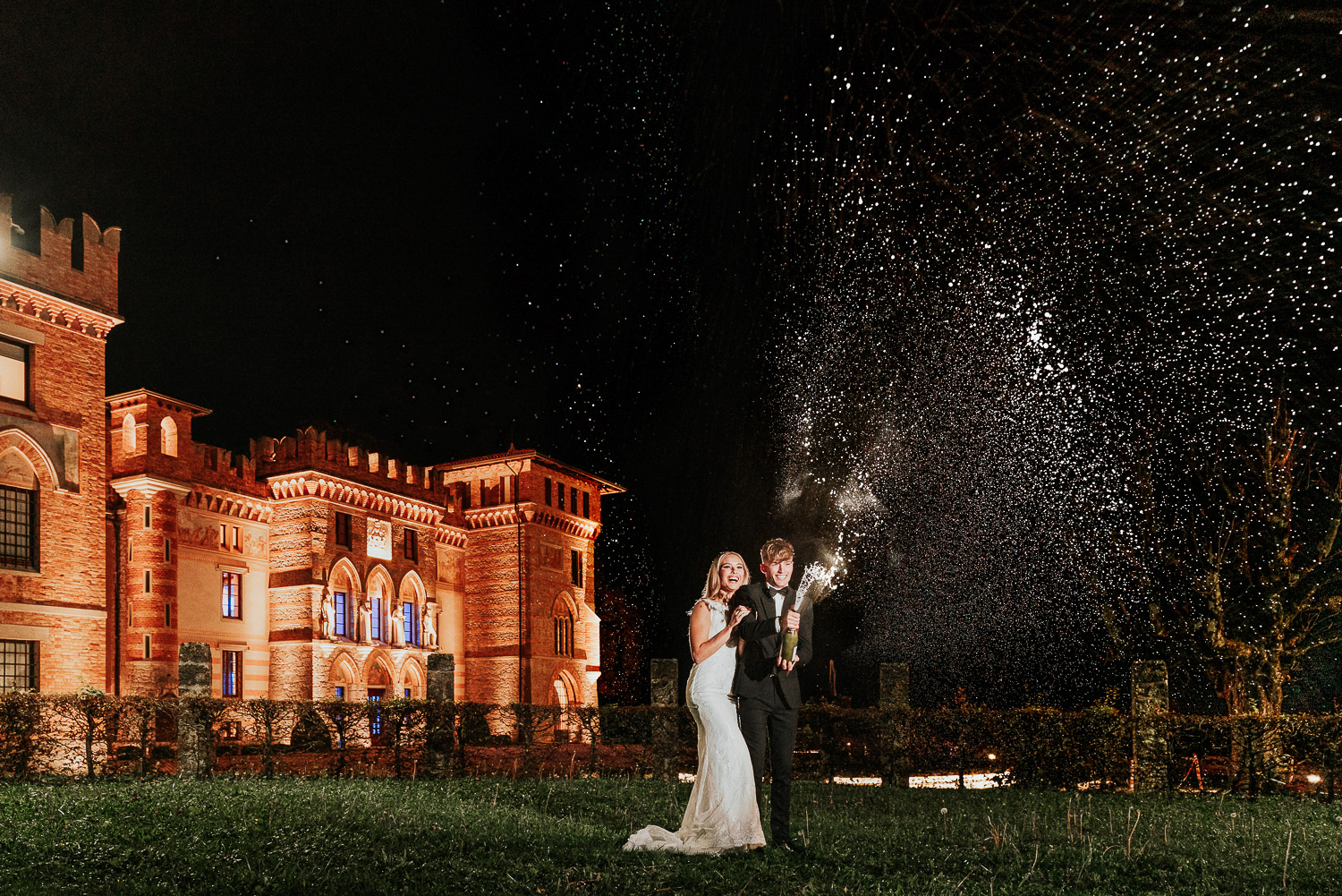 wedding-photography-couple-champagne-spray-call-to-action